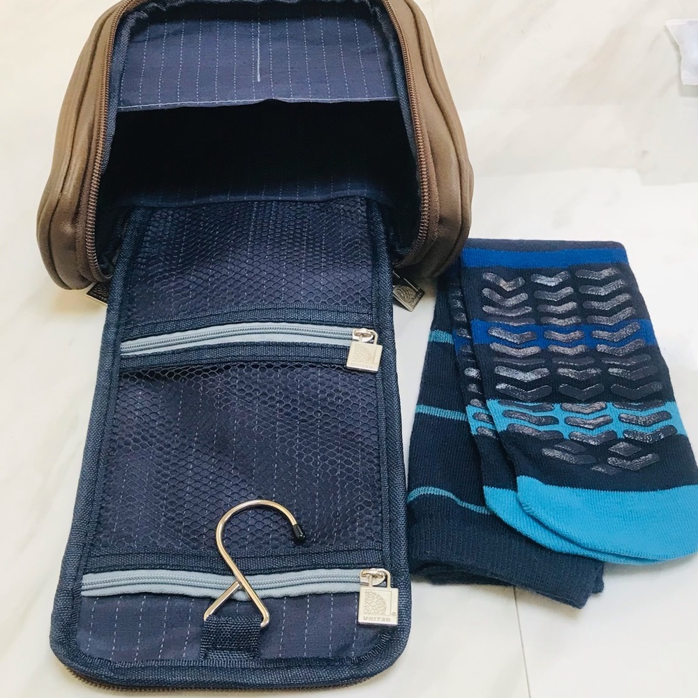 First Class Toiletries Bag - Picture 3 of 8